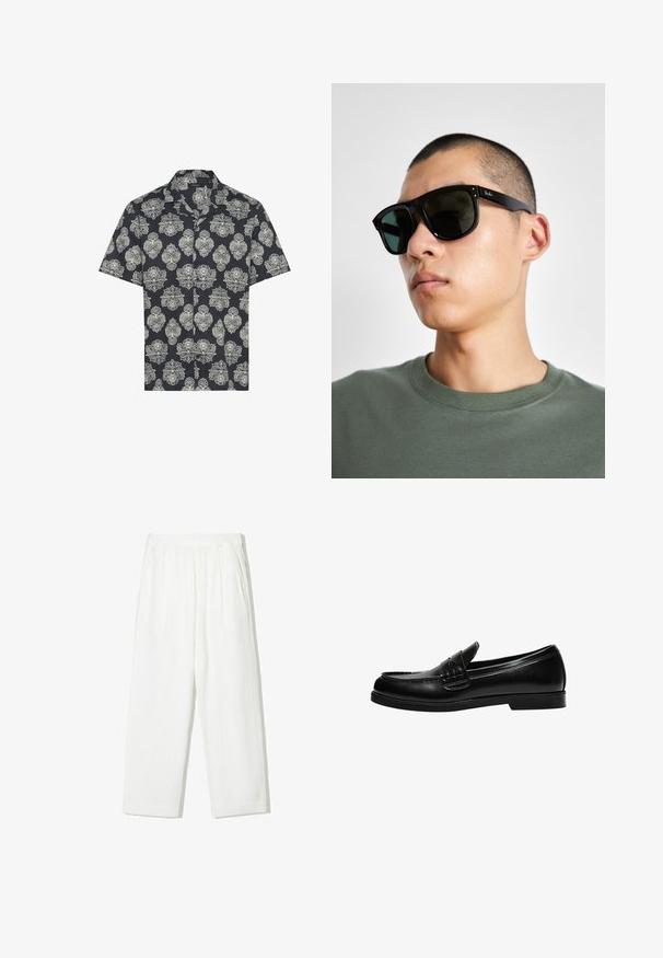 Košile s krátkým rukávem v námořnické barvě, zdobená krémovým květinovým a paisley vzorem, s límečkem a zapínáním na knoflíky.; Bílé kalhoty s širokými nohavicemi vyrobené z texturované tkaniny. Mají elastický pas a dvě boční kapsy. Uvolněný, volný střih.; Černé kožené mokasíny s hladkým povrchem, které mají prošívání na nártu a nízkou, jednolitou černou gumovou podrážku.; Černé obdélníkové sluneční brýle s tmavými skly, které mají charakteristický tvar a logo na straně. Nosí je osoba v zelené košili.
