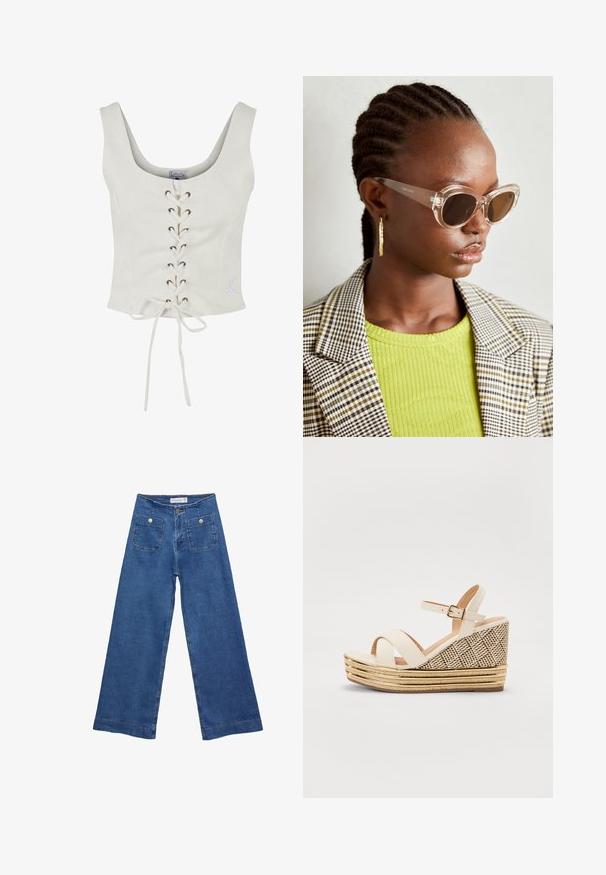 Bijela skraćena majica s širokim naramenicama, prednjim vezanjem s smešnim šupljim okovima i detaljem vrpce oko struka. Mekana tkanina s minimalističkim dizajnom.; Denim široke hlače s medijskom plavom pranju, dva prednja džepa s dugmadi, i šivana dekoracija duž rubova.; Sandale na petu s krema platnom na gornjem dijelu, prilagodljivim remenom oko gležnja i strukturalnom tkanom potplatom s zlatnim detaljima i slojevitom slamom.; Prozirne mačkaste sunčane naočale s smešnim lećama i transparentnim okvirom. Manekenka nosi zeleni rebrasti top i karirani blejzer. Zlate kružne naušnice.