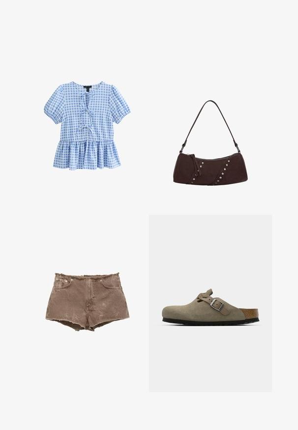 Blusa a scacchi blu e bianca con maniche corte a sbuffo, scollatura rotonda e orlo a peplum con dettaglio anteriore con lacci.; Shorts in denim marrone con orlo sfilacciato, design a cinque tasche e dettagli in metallo. Il materiale appare leggermente rovinato con una superficie strutturata.; Zoccoli in suede di un verde oliva chiaro con una soletta in sughero e gomma sagomata. Presentano una cinghia laterale con fibbia metallica e una punta arrotondata.; Borsa a tracolla in finta pelle marrone con forma curva, chiusura con zip e borchie decorative argentate su un lato. Presenta una spallina corta.