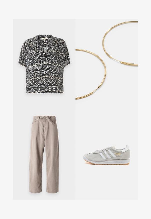 Krátky rukáv, košeľa s gombíkmi v námořníckej modrej farbe, zdobená geometrickým krémovým vzorom. Ľahký materiál s voľným strihom a golierom.; Béžové kordové nohavice s voľným strihom, s elastickým pásom na šnúrku, dvoma prednými vreckami a vertikálnym ryhovaným vzorom.; Svetlosivé tenisky vyrobené z kože a sieťoviny, s tromi bielymi pruhmi, okrúhlou špičkou a gumovou podrážkou. Zlatý logový akcent pri šnúrkach.; Zlaté kruhové náušnice, tenké a okrúhleho tvaru, s hladkým kovovým povrchom a bez ozdôb alebo vzorov.