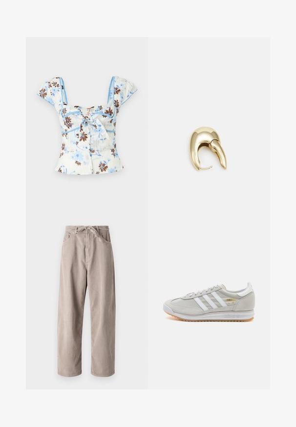Kwiatowy top w kolorze jasnoniebieskim i białym, z brązowymi wzorami kwiatowymi, krótkimi bufkowymi rękawami i wiązaniem z przodu, zakończony falbanką.; Beżowe spodnie w chód kordurowym o luźnym kroju, z elastycznym ściągaczem w pasie, dwoma przednimi kieszeniami i pionowym prążkowanym wzorem.; Jasnoszare sneakersy wykonane z zamszu i siateczki, z trzema białymi paskami, okrągłym noskiem i gumową podeszwą. Złoty akcent logo w pobliżu sznurowadeł.; Złote metalowe kolczyki o eleganckim, zakrzywionym kształcie. Posiadają charakterystyczny szpiczasty kształt, polerowaną powierzchnię oraz zapięcie na zawias.