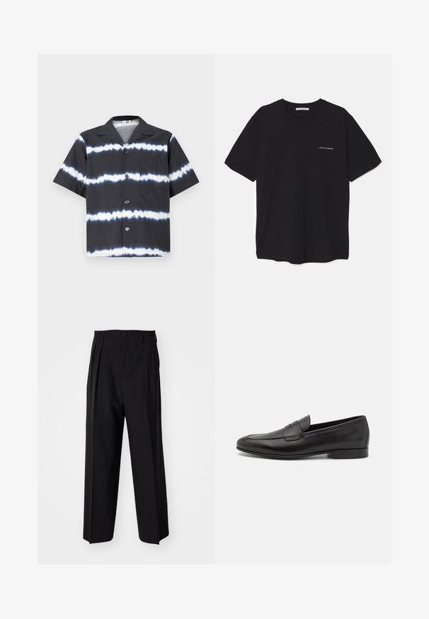 Koszulka z krótkim rękawem w kolorze czarnym z białymi pasami tie-dye, z guzikami z przodu, kołnierzykiem oraz jedną kieszenią na piersi. Wykonana z miękkiego materiału.; Czarny bawełniany T-shirt z okrągłym dekoltem, krótkimi rękawami i białym nadrukiem logo na lewej piersi. Prosty, jednolity kolor.; Czarne plisowane spodnie o prostym, szerokim kroju nogawek. Wykonane z gładkiego materiału, z zapięciem na guzik i pętelkami na pasek.; Czarne skórzane męskie loafersy z niskim obcasem i klasycznym paskiem penny, przedstawione w profilu bocznym na białym tle.