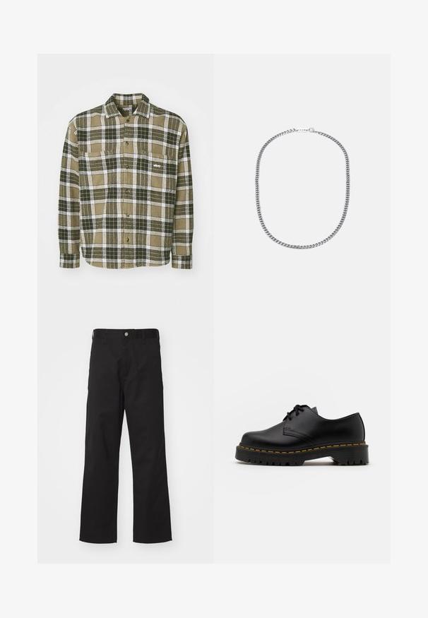 Zielona i biała koszula flanelowa w kratę, z zapięciem na guziki z przodu, dwoma kieszeniami na piersi oraz małym logo na lewej kieszeni.; Biała, długospełna koszulka wykonana z bawełny. Klasyczny krój z okrągłym dekoltem, ściągaczami na rękawach oraz małym logiem na lewym rękawie. Gładka tekstura.; Czarne spodnie wykonane z trwałego materiału o prostym kroju, z zapięciem na guziki z przodu, szlufkami na pasek i bez widocznych wzorów czy akcentów.; Czarne skórzane buty na sznurówki z zaokrąglonym noskiem, teksturowaną gumową podeszwą i żółtym przeszyciem wokół podstawy. Płaski design i gładkie wykończenie.; Srebrny naszyjnik z metalowego łańcucha z grubymi, połączonymi ogniwami, polerowanym wykończeniem oraz małym zapięciem z detalem marki.