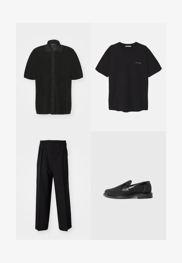 rag & bone PAYTON BUTTON UP - Button down-skjorte - black; Svart bomull T-skjorte med rund hals, korte ermer, og hvit logo trykk på venstre bryst. Enkel, ensfarget design.; Sorte plissert bukser med en rett, bred benform. Laget av glatt stoff, med knappelukking og beltehemper.; Sorte vevde slip-on sko med en glatt lærdetalj på overdelen, design med rund tå og en lavprofil gummisåle.