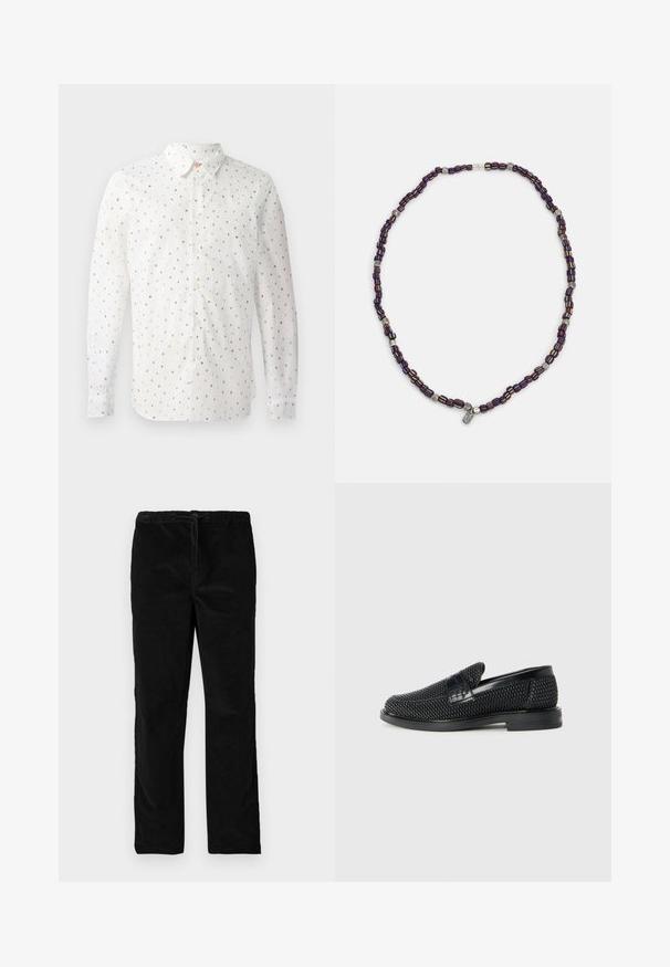 Hvit skjorte med lange ermer som har et gjentakende mønster av fargerike bokstaver, knappestolpe foran, standard krage og knappemansjetter.; Sorte rette fløyelsbukser med elastisk midjebånd og frontstramming, vist mot en enkel hvit bakgrunn.; Sorte vevde slip-on sko med en glatt lærdetalj på overdelen, design med rund tå og en lavprofil gummisåle.; Flerfarget perlekjede med mørkeblå, røde og gule perler, iblandet sølvdetaljer og en hengende anheng.
