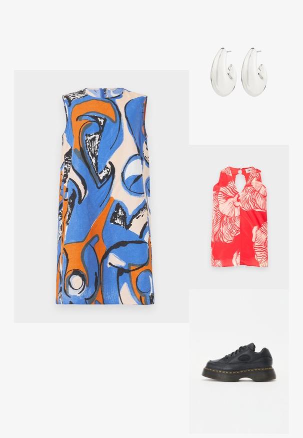 Ærmeløs rød top med store hvide blomster mønstre og en nøglehuludskæring ved halsudskæringen. Tekstureret, let stof.; Marimekko ANEMONET ELDFAMN - Hverdagskjole - blue/peach/orange; Sort lædersneaker med struktureret overflade, rund tå og tyk plateau sål. Har gule kontrastsyninger og et mærke-logo på siden.; Sølvfarvede øreringe med et forlænget, bølget design. Glat, reflekterende overflade med en gennemboret bagside.
