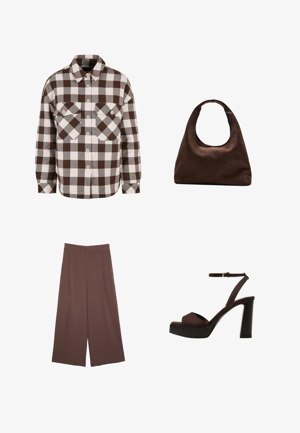 Brązowa i biała koszula w kratę z guzikami, posiadająca dwie kieszenie na piersiach, klasyczny kołnierzyk i zapięcie na guziki z przodu. Miękka faktura materiału.; Brązowe spodnie o szerokich nogawkach z gładką fakturą, z wysokim stanem i plisami z przodu. Materiał jest lekki i luźno opada.; Brązowe zamszowe sandały na wysokim obcasie z odkrytymi palcami, regulowanym paskiem na kostce i paskowatą podeszwą.; Miękka, brązowa torebka w stylu hobo z jedną szeroką rączką i wyprofilowanym otwarciem, wyeksponowana na białym tle.