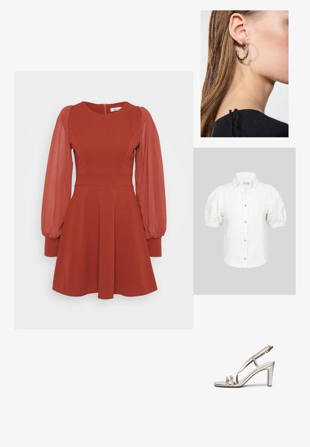 Blusa branca de mangas curtas com mangas bufantes, com fecho à frente por botões e gola. Feita de um tecido suave com uma textura lisa.; Vestido vermelho com mangas curtas volumosas em tule, corpete ajustado, saia ampla e fecho nas costas. Feito de um tecido texturizado com um acabamento suave.; Sandal de salto alto prateado metálico com biqueira aberta, apresentando três tiras finas sobre o pé e uma tira no tornozelo com fivela.; Bolsa de mão metálica dourada com uma textura suave, apresentando um fecho em aba triangular. A mão que a segura tem unhas bem cuidadas.; Brinco de argola prateada com acabamento polido, apresentando pequenos detalhes em dourado e uma forma redonda, usado na orelha.