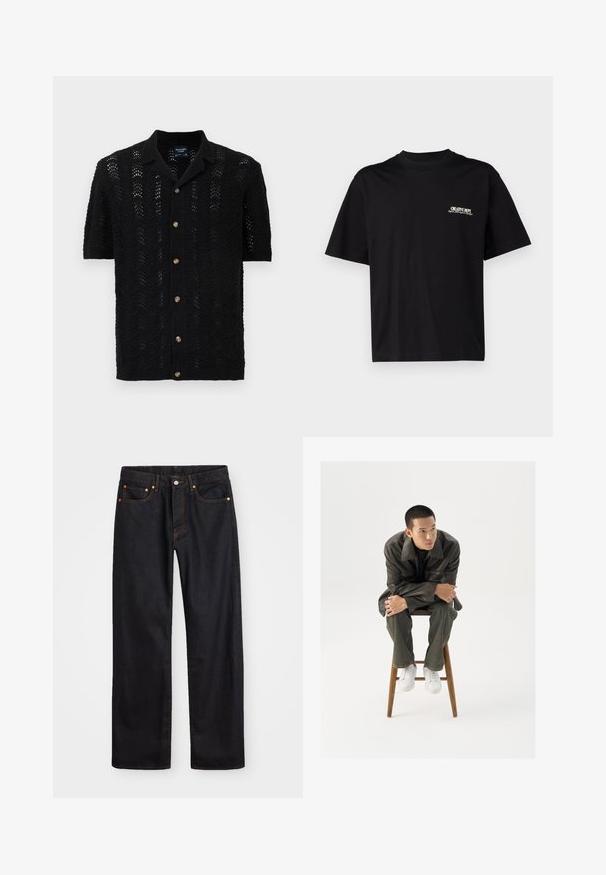 Černý krátký pletený kardigan s krátkým rukávem s vlnitým vzorem, zapínáním na knoflík a klasickým límcem. Jemná, lehká tkanina.; Černé bavlněné tričko s krátkými rukávy, kulatým výstřihem a potiskem na přední levé straně hrudi v bílé a zlaté barvě, s uvolněným střihem.; Pánské černé džíny rovného střihu s pěti kapsami a oranžovým prošíváním, s knoflíkem a zipem na předním pásku.; Hnědá kožená bunda se širokým límcem, kombinovaná s tmavě zelenými džíny a bílými teniskami. Model sedí na dřevěném stoličce.