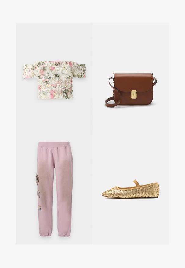 Valkoinen olkaimeton kukkapaidassa on vaaleanpunaisia ja vihreitä röyhelökuvioita. Kangas on hieman elastinen antamaan istuvan ilmeen.; Vaaleanpunaiset hikoiluhousut, joissa on joustava vyötärö, ja vasemmalla puolella koristeellisia timantinmuotoisia alueita, sekä joustavat hihnat nilkoissa.; Loeffler Randall LEONIE SOFT BALLET FLAT - Ballerinat nilkkaremmillä - gold; Ruskea nahkainen käsilaukku, jossa on läppäkiinnitys, kultasävyiset yksityiskohdat, olkahihna ja sileä pinta. Kompaktin suorakaiteen muotoinen.