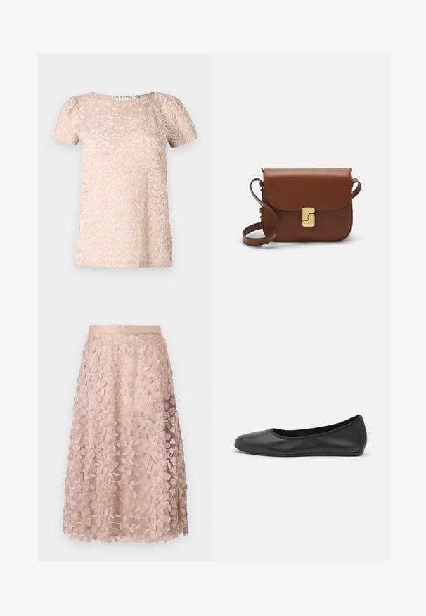 Kurzärmliges, hellrosa Oberteil mit strukturiertem Muster, Rundhalsausschnitt und leicht gepufften Ärmeln. Gefertigt aus weichem, leichtem Stoff.; Spitzen-Midirock in sanftem Rosa mit floralen Stickereien, ausgelegt mit einem figurbetonten Bund und einem geschichteten Design, das eine zarte Textur betont.; Schwarze Leder-Ballettschuhe mit abgerundeter Spitze, glatter Textur, minimalen Nähdetails und einem flexiblen Sohlen-Design.; Braune Ledertasche mit Klappenverschluss, Beschlägen in Goldfarbe, einem Schultergurt und einer glatten Oberfläche. Kompakte rechteckige Form.