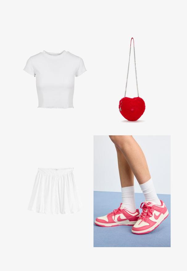 T-shirt bianco accorciato in tessuto a costine. Presenta maniche corte con orli sfrangiati e un collo rotondo con dettaglio arricciato.; Gonna bianca a campana realizzata in tessuto leggero con vita elasticizzata. Presenta un design arricciato per volume e fluidità.; Sneakers Nike in pelle rosa e crema, con punta perforata, lacci e calzini bianchi. Presentano il logo sul lato e sul tallone, design con suola piatta.; Borsa a forma di cuore rossa con texture morbida e soffice, tracolla in catena argentata e un charm attaccato. Presenta un dettaglio prominente a pom-pom.