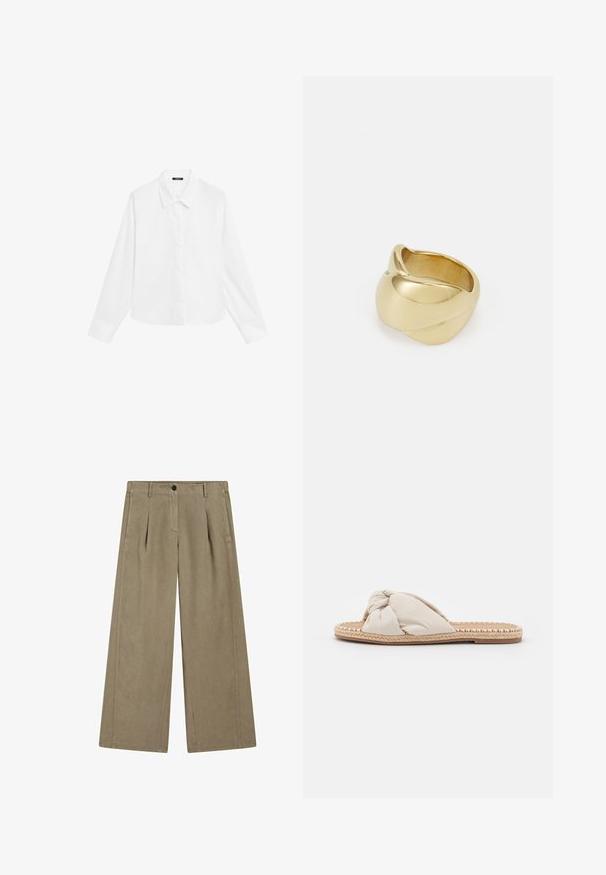Witte blouse met lange mouwen, een puntige kraag, knoopsluiting aan de voorkant en een rechte zoom. Gemaakt van een gladde stof met een frisse, schone uitstraling.; Licht taupe wijde pijpen broek met een gladde textuur, voorzien van een voorplooitje, riemlussen en een knoopsluiting in de taille.; Beige stoffen slide sandaal met een geknoopte bovenkant en een geweven jute zool. Platte, open tenen stijl, met een textuur, gevlochten rand.; Gouden ring met een glad, gedraaid ontwerp. Heeft een gepolijste oppervlakte en rondingen, wat een naadloze, vloeiende vorm creëert.