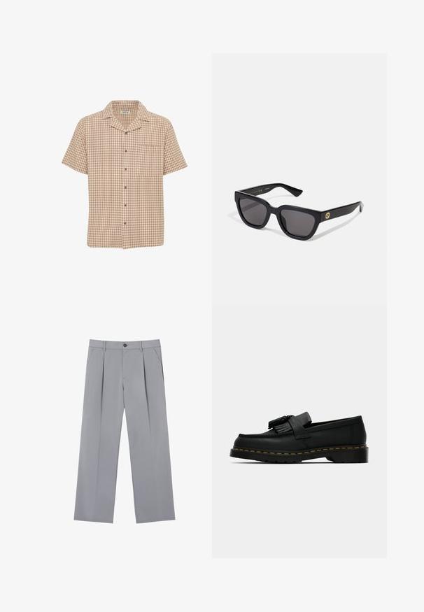 Košilové triko s krátkým rukávem a hnědo-krémovým kostkovaným vzorem, náprsní kapsou, měkkou látkou a otevřeným límcem.; Šedé skládací kalhoty s volným střihem, vyrobené z lehkého materiálu. Obsahují přední kapsy a knoflíkovou uzávěrku v pase.; Černé kožené mokasíny s třásněmi, žlutým prošíváním podél podrážky a silnou, kordovanou gumovou podešví.; Černé obdélníkové sluneční brýle s lesklým povrchem, tmavými skly a zlatými kovovými detaily na spáncích představujícími logo.