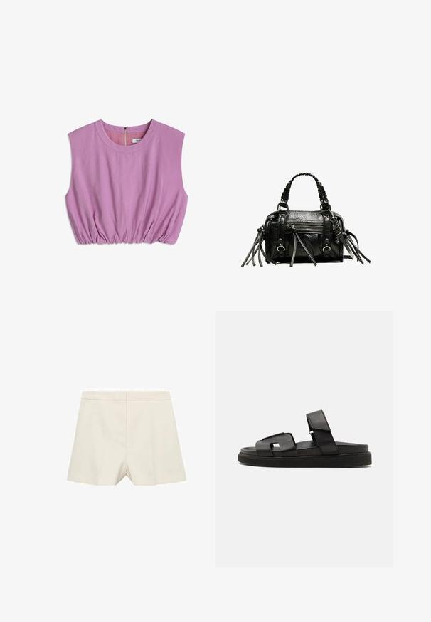 Koszulka z krótkim rękawem w jasnoróżowym kolorze, z okrągłym dekoltem i marszczeniami na dole. Posiada zamek błyskawiczny z tyłu. Miękka tekstura materiału.; Kremowe szorty o dopasowanym kroju, charakteryzujące się gładką teksturą, płaskim przodem i subtelnymi plisami. Prosty design bez zdobień.; Czarne skórzane klapki na płaskiej podeszwie, szerokie paski i kwadratowe wycięcie. Powierzchnie o różnej fakturze i gładkie wykończenia.; Czarna skórzana torebka z plecionymi uchwytami, teksturowaną powierzchnią, zamykanym z przodu kieszonką oraz dekoracyjnymi frędzlami. Kompaktowy i wyraźny kształt.