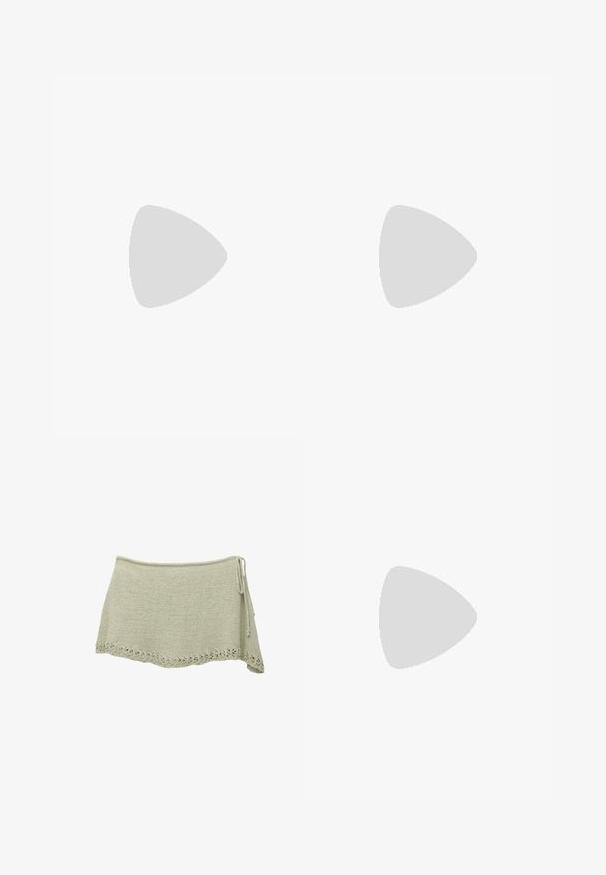 Scalpers Top - khaki; Strickrock in Hellgrün mit gewelltem Spitzenrand, verstellbarem Knoten an der Seite und einem texturierten Stoff.; Braune Wildleder-Cowboy-Stiefel mit spitzem Zeh, mittelhohem Absatz und metallischen Akzenten entlang der Naht und des Schaftes. Glatte Textur und klassisches Design.; Schwarze rechteckige Sonnenbrille mit dunklen Gläsern, glattem Kunststoffrahmen und gebogenen Bügeln. Das Design ist klobig mit einer minimalistischen Ästhetik.