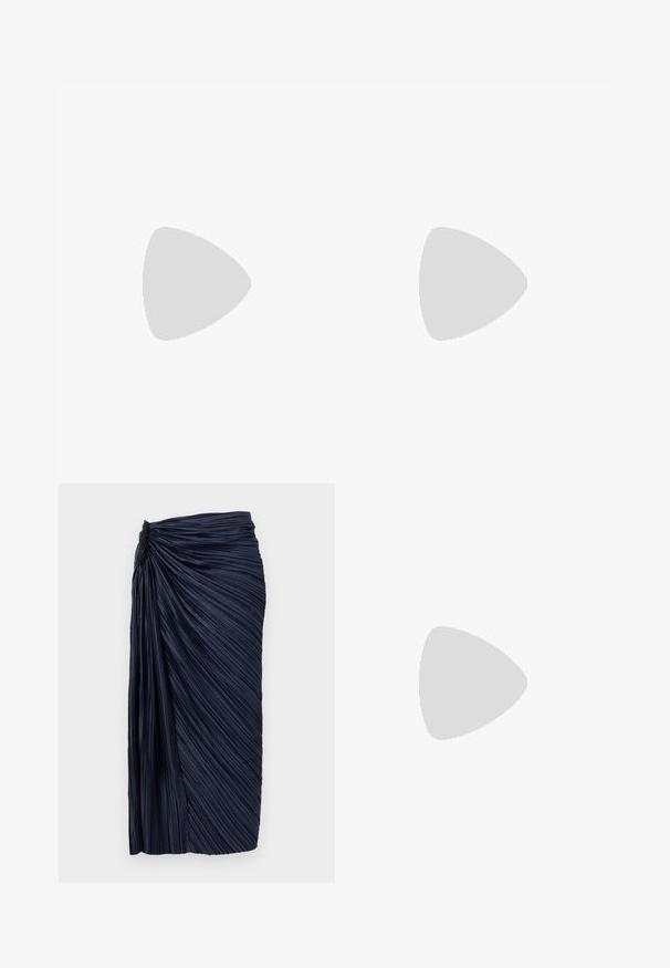 Fehér, ujjatlan felső vékony pántokkal, redőzött textúrával és csipke részletekkel a nyakrészén. Könnyű pamut anyag.; Tengerészeti kék, pliszírozott midi szoknya, a derékrészen gyűrött textúrával, függőleges redőkkel és sima felülettel, testhez simuló siluettel tervezve.; Fekete lakk bőr kötött magassarkú cipő, hegyes orral és karcsú sarokkal, finom kivágásos dizájnnal. Az övön arany csatt található.; Barna és bézs bőr bevásárlótáska szőtt sakktábla mintával, csavarott fogantyúkkal, fehér háttéren.