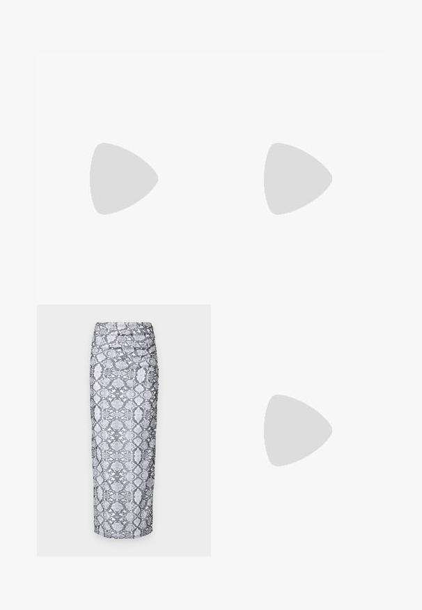 Svart crop top med firkantet utringning, laget av ugjennomsiktig stoff med gjennomsiktige lange ermer. Frontglidelås gir en ekstra detalj til designet.; Python tryk midi skjørt i sort og hvit, med en tettsittende silhuett og innsamlet tekstur langs sidene. Glatt stofffinish.; Sorte lærersko med rund tå, tykk blokkheel og elastiske sideaksenter, sammen med mørke strømpebukser og et svart skjørt med splitt.; Svart lær clutch-veske med klaff og detalj i gullmetall. Inkluderer en svart stropp og et strømlinjeformet, minimalistisk design.; Gullfarget metalløredobber med et elegant, buet design. Har en karakteristisk spiss form, polert overflate og hengsel-lukking.