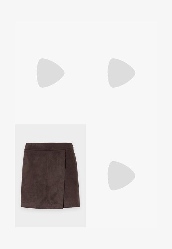 Top fără mâneci, de culoare roz, cu un model texturat din dungi verticale, guler rotund și o linie de cinci nasturi decorativi.; Fustă mini din faux suede maro cu o textură netedă, având un detaliu cu pliuri pe lateral, tiv drept și o talie strânsă.; RAID ATHENA - Papuci de casă - cream; Geantă de mână din piele albă, cu un fund din țesătură crem cu textură împletită. Dispune de un mâner de culoare aurie și o curea albă spiralată pentru versatilitate.