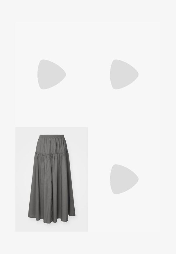 GAP MOD RIB HALTER CROP - Viršus - navy/white; Weekday SKIRT - Maksi sijonas - dark mole; Baltos sportbačiai su masyviu dizainu, pagaminti iš odos ir sintetinių medžiagų, turintys tekstūrinį apdailą, raištelius ir ryškų auksinį logotipą.; Tris porų stačiakampių akinių: vieni rožiniai, vieni balti, vieni juodi. Visi turi tamsius objektyvus ir blizgų plastikinį rėmą.; Sidabriniai auskarai žiedai su sukto dizaino, turintys poliruotą apdailą ir fiksavimo smeigtuką. Skersmuo maždaug 3 cm.