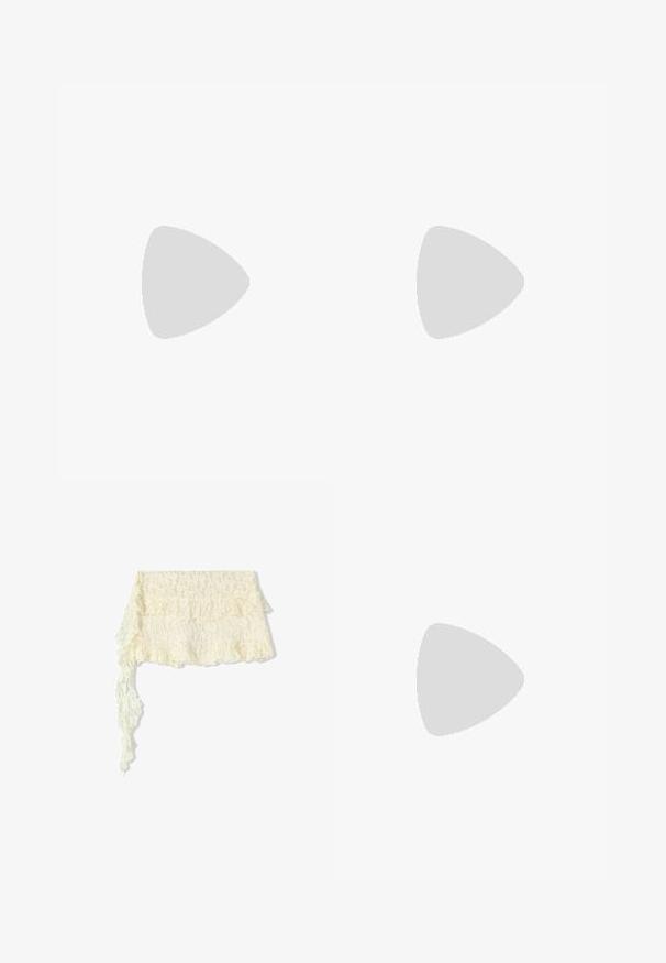 Hnedý dlhý rukáv s širokým výstrihom, vyrobený z mäkkého materiálu, s uvoľneným strihom a minimálnymi švami pre hladký siluetu.; Krajkový šál v slonej bielej farbe s volánovými okrajmi; obsahuje zložitú kvetinovú potlač; jemne sa rozprestiera s dlhým, vlniacim sa koncom.; Hnedé semišové nízke tenisky s krémovými akcentmi, textúrovaným povrchom, čiernou gumovou podrážkou a vyšitým logom na strane a jazyku.; Hnedá kožená ramenná taška so štruktúrovaným tvarom, vybavená magnetickým uzáverom a metalickým logom na prednej strane.