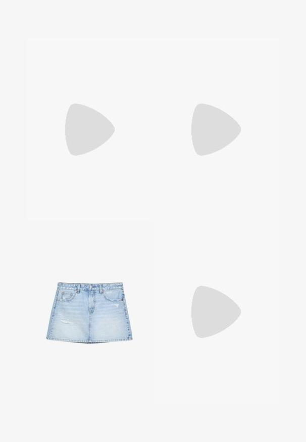 Brun ribbet tanktop med V-hals, blondekant langs udskæringen og en knyttet detalje i midten. Tæt siddende silhuet uden ærmer.; Lyseblå denimnederdel med lige snit, forlommer og slidte detaljer. Afsluttet med en knap- og lynlåslukning.; Brune ruskind sneakers med hvide detaljer og snørebånd. Gummisål i naturgummi. Båret med hvide sokker med sorte striber. Grøn struktureret gulv.; Brun ruskind skuldertaske med lange frynser, en buet form og en enkelt skulderrem. Har en glat, tekstureret overflade.