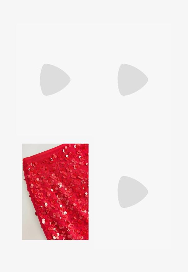 Monivärinen huivi, jossa on ruudullisia kuvioita keltaisessa, sinisessä, vaaleanpunaisessa, punaisessa ja vihreässä. Valmistettu kevyestä, sileästä kankaasta, jossa on pehmeä tekstuuri.; Punainen kangas, joka on peitetty kiiltävillä punaisilla paljeteilla, jotka on muotoiltu kukkien muotoon. Paljetit eroavat koossa ja tekstuurissa, luoden kerroksellisen ja tekstuuritun ilmeen.; Musta lakattu nahkasaapas, jossa on teräväkärkinen malli, leikattuja sivuja, säädettävä nilkkain ja ohut, virtaviivainen korko.; Punaiset muoviset aurinkolasit, joissa on suorakulmaiset kehykset, tummennetut linssit ja kultainen logo-alkuosa sankoissa. Sileä, kiiltävä pinta.