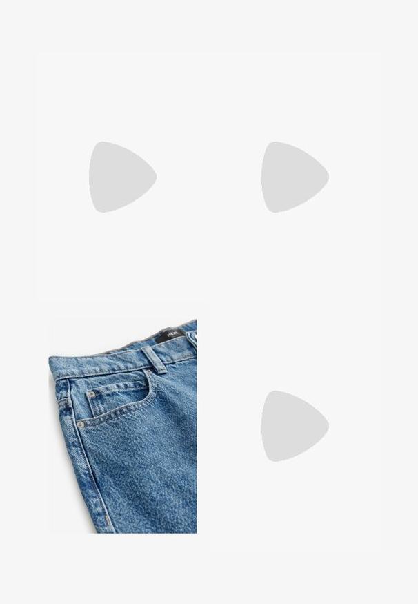 Hvid ærmeløs crop top med ribbet struktur, der har en dekorativ kant med muslingeskaller og søstjerner ved nederkanten.; Denim jeans i mellemblå med en falmet tekstur. Funktioner inkluderer fem lommer, kobbernitter og broderede detaljer langs sømmene.; Beige blokhælede sandal med en bred rem og åben tå. Glat materiale og strømlinet design. Kort, solid hæl for stabilitet.; Perlebroderet taske med livlige farver: pink, orange, blå og brun. Struktureret overflade med runde perler og organiske former, solide håndtag.