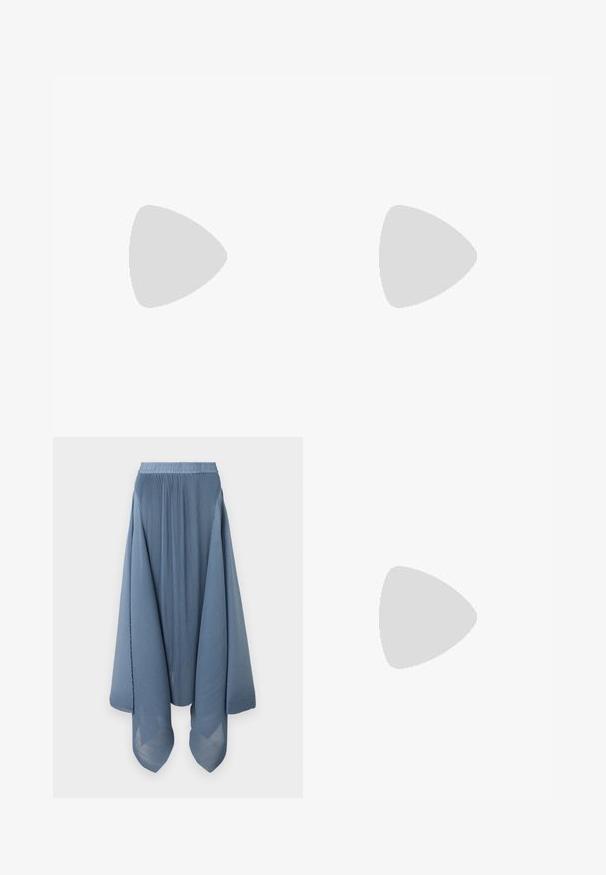 Fekete, hosszú ujjú felső, egyenes dekoltázzsal és bordázott textúrával, testhez simuló fazonnal, látható hardver vagy díszítés nélkül.; Henrik Vibskov Rakott szoknya - blue; Fekete bőr balettcipő lekerekített orral, sima tekstúrával, minimális varrással és rugalmas talp kialakítással.; Barna bőr kézitáska, hajtókás zárással, arany színű fém kiegészítőkkel, vállpánttal és sima felülettel. Kompakt téglalap alakú.