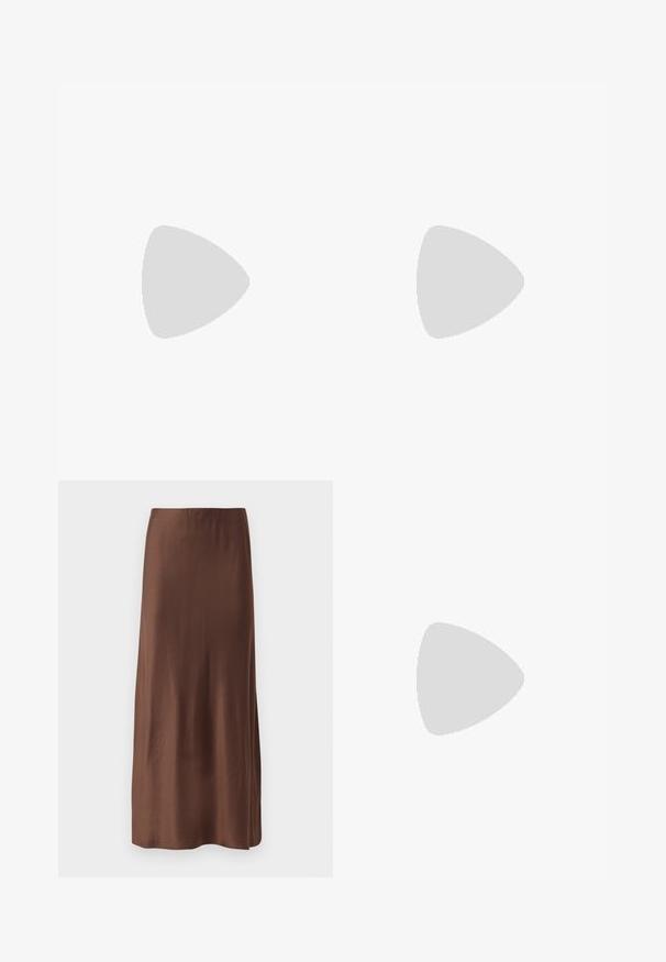 Bordový pletený bralet so hlbokým výstrihom do V, širokými ramienkami a priliehavým pásom na spodnej časti. Hladká textura bez dodatočných vzorov.; Hnedá saténová midi sukňa s hladkou textúrou, s rovnými líniami a bez viditeľných vzorov alebo ozdôb. Jednoduchý a elegantný dizajn.; Čierna kožená sandála so štvorcovou špičkou, tenkými popruhmi, nastaviteľným pásikom okolo členka a nízkym podpätkom. Obsahuje malý zlatý akcent na popruhu.; Čierna kožená kabelka s guľatým tvarom, príjemnou textúrou a uzlíkovou rukoväťou s akcentmi zlatého tónu. Zipsové uzatvorenie.