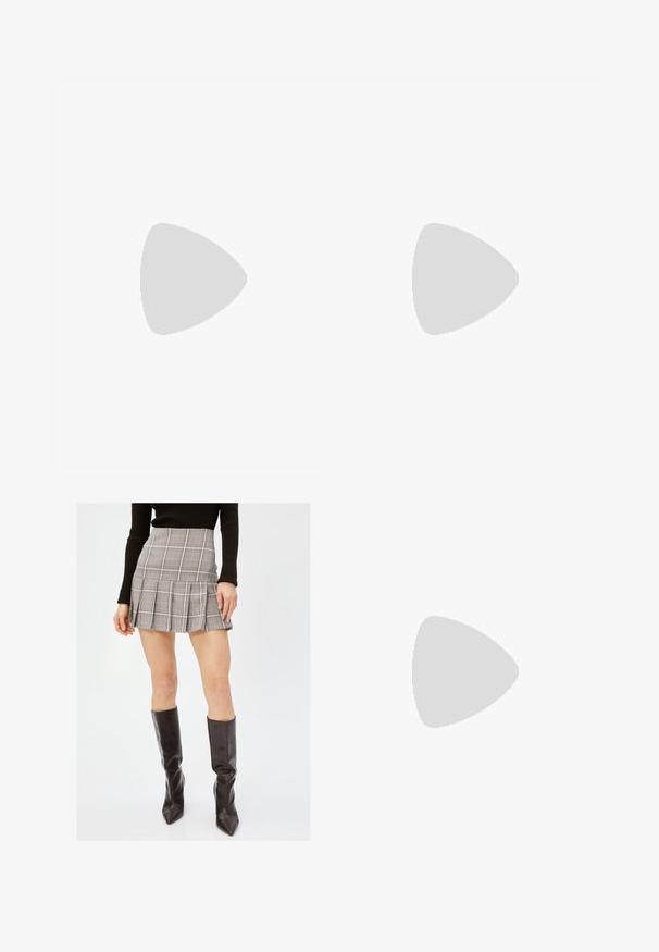 Hvid camisole top lavet af glat stof, med tynde spaghetti stropper og et enkelt, udekoreret design.; Gråternet mini nederdel med plisseringer, som har vertikale og vandrette linjer i sort, hvid og rød. Kombineret med sort knæhøje støvler.; Sort knæhøj støvle lavet af glat, mat materiale med en kraftig sål, rund tå og et trækstrop øverst for nem påklædning.; Klare rektangulære briller med gennemsigtige rammer og lige arme. Har diskrete detaljer ved tindingerne. Letvægtsdesign.; Sort læder hobo taske med en blød, buet form. Har en bred toprem og rynker i bunden for en afslappet struktur.