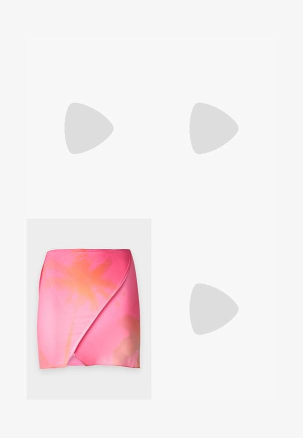 Kortärmad rosa topp med hög halsringning, med en diagonal omlott-design och ett gradientblommönster i ljusare nyanser.; Rosa gradient omslagskjol i slät, elastisk tyg med en ombre-effekt från livfull rosa till mjuk orange. Enkel midjebandsdesign.; Beige lackskinnsstövlar med hög klack, med spetsig tå och en dekorativ guldkedja framtill, mot en ljus bakgrund.; Brun mockaskinnsväsk med en strukturerad form, rundad kropp och avlånga, diamantformade handtag. Har en silverfärgad låsning.