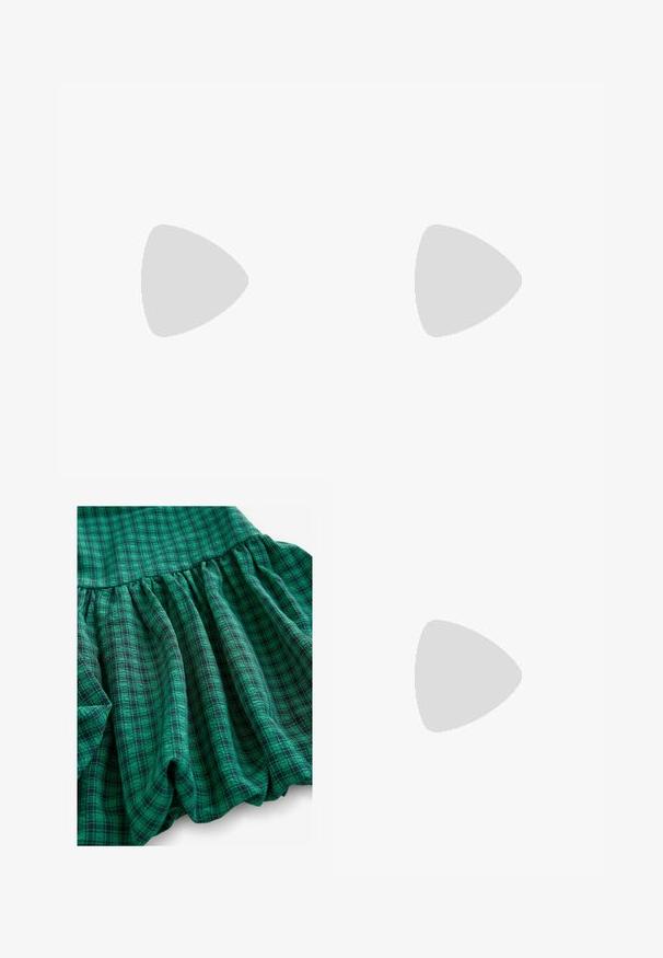 Top bianco scollato con spalline a sbuffo, corpetto arricciato e orlo a balze svasato. Realizzato in cotone testurizzato con dettagli in pizzo.; Il tessuto a quadri verdi presenta diverse tonalità, una texture arricciata e un orlo con volant. Il materiale appare traspirante e leggero.; Stivali neri al ginocchio realizzati in materiale liscio, con un tacco spesso e squadrato, punta arrotondata e dettagli di cucitura sottili.; Borsa di tessuto nera con un'unica tracolla larga. Forma morbida e semi-strutturata, con una texture liscia; design minimale, senza hardware visibile.