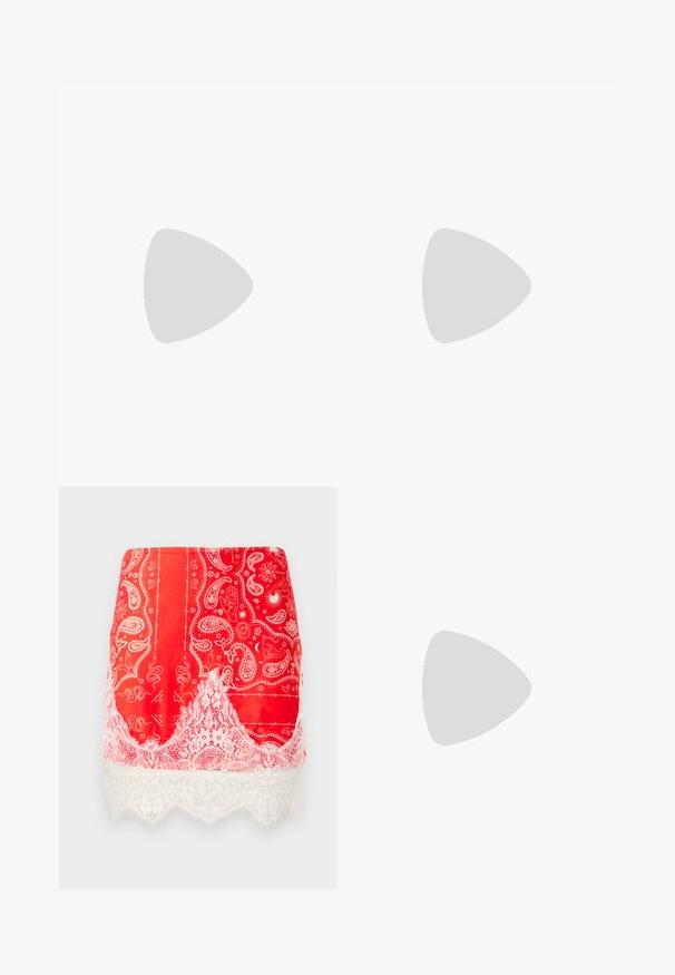 Hvit topp med korte ermer og av-shoulder design, laget av myk bomullsstoff, med en jevn tekstur og en tettsittende silhuett.; Rød miniskjørt med hvite paisley- og mystiske trykk, pyntet med hvit blomstermotiv blonde i kanten.; Sorte flate sko med en liten sløyfedetalj på tåen, kombinert med mørkebrune ribbede strømpebukser. Skoene har en glatt overflate og lav profil.; Svart skinnveske med en unik vifteform, med flate håndtak. Overflaten har en pebblelignende tekstur og et minimalistisk design.