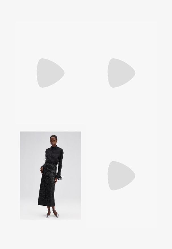 Melnas plecus atklājošs tops ar garām piedurknēm, kuram ir plūstoša forma un gluda tekstūra, nodrošinot pieguļošu siluetu.; Melns pogciņa blūze ar caurspīdīgām piedurknēm, kombinēta ar secinātu melnu midi svārku un sudraba augstpapēžu kurpēm. Elegants un teksturēts dizains.; Simmi London JUNE - Klasiski papēži - black; Melnas ādas rokassoma ar izliekta formu, noņemamu siksnu un zelta aksesuāriem. Somai ir vāciņš ar sprādzes detaļu.