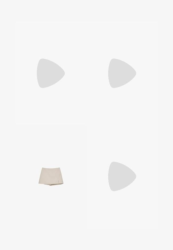 Vit off-shoulder topp gjord av elastiskt tyg, figurnära design, slät yta med bred halsringning och korta ärmar. Inga mönster eller dekorationer.; Beige kvinno-skort med en lätt framslid och fastsatta shorts under, visad mot en vit bakgrund.; Svart lackläder platt sko med spetsig tå, ankelsnodd med en guldfärgad spänne och en låg blockklack. Slät, glansig yta.; Svart läderhandväska med två framfickor, dubbla handtag och ett dragkedjeförsett toppstängning. Slät textur och rundad form.; Söljdkedja halsband med två päronformade klara kristaller som sitter nära varandra, vilket skapar en enkel men elegant design.