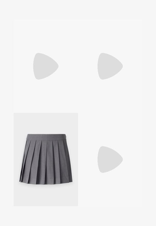 Schwarzes Langarm-T-Shirt aus weichem Baumwollmaterial, mit Rundhalsausschnitt und schlichtem, nahtlosem Design ohne Muster oder Akzente.; SOMETHINGNEW SNMEGAN MINI - Faltenrock - harbor mist; Schwarze Leder-Stiefeletten mit elastischen Seiteneinsätzen, runder Zehenform und dicker Gummisohle. Mit Zuglaschen für einfaches An- und Ausziehen.; Schwarze ovale Sonnenbrille mit dunklen Gläsern und glänzendem Kunststoffrahmen. Mit goldenem Logo am Bügel, das ein elegantes und modernes Design bietet.