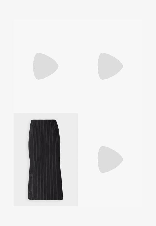 Melna garā piedurkņu blūze ar krāsainu ziedu rakstu sarkanā, tirkīza un zilā krāsā, ar mezgla akcentu viduklī.; Patrizia Pepe GONNA SKIRT - Zīmuļsvārki - black stripes; Melnas plakanas kurpes ar norādītu purngalu, izgatavotas no gludas ādas. Tiem ir krustveida siksniņas un dekoratīvs zelta bišu piekariņš.; Melni pārspīlēti saulesbrilles ar logos uz sāna, valkāti ar zilu un melnu rakstu turtleneck, kas ietver stūrainus veidojumus un svītras.; Gaiši pelēka metāla rokassoma ar ķēdes siksnu, rotāta ar mazām apaļām metāla kniedēm un trīsstūra zīmola logo.