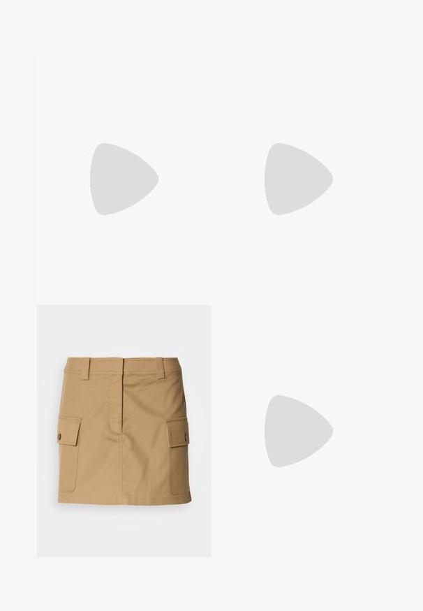 BDG Urban Outfitters NYC 1990 APPLIQUE TEE - Trükipildiga T-särk - camo; Khaaki puuvillaseelik, millel on tihe vöökoht, kahe külje tasku klappidega ja sirge lõige. Vastupidav kangas sujuva tekstuuriga.; Mustad must kõrged kontsad, terava ninaga, tekstuurse pinnaga ning erksa roosa sisemusega. Omab paksu kontsa koos hõbedase aktsendiga.; Prillid, millel on sujuvad tumedashallid läätsed, hõbedane metallraam ja must tähtkujuline aksessuaar igal küljel. Kumer kaasaegne disain.