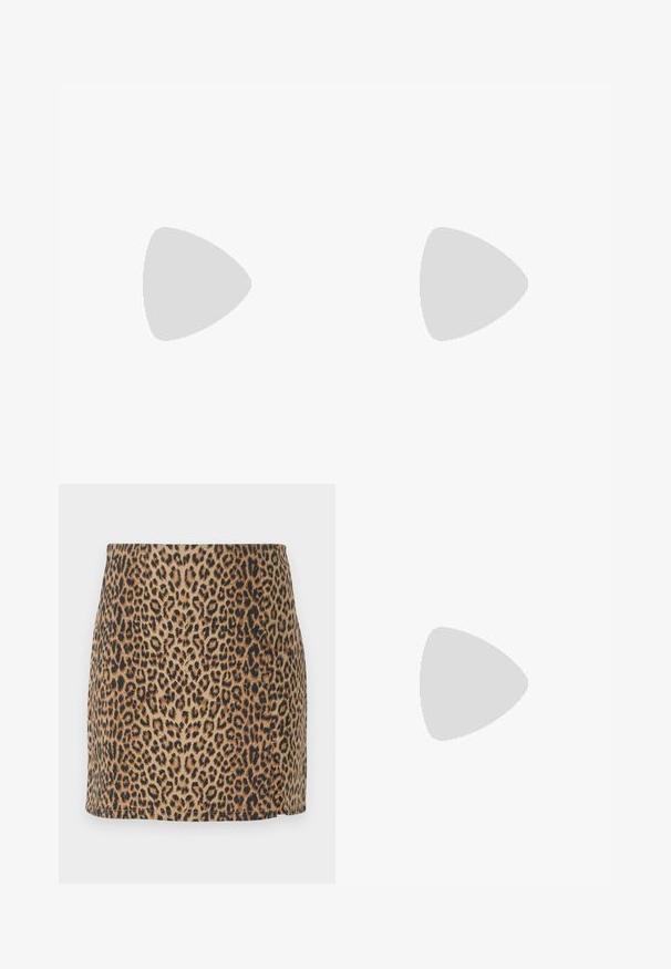 Top corto de manga corta en color marrón con un escote y dobladillo con ondas, que presenta cinco pequeños botones de color crema en la parte delantera.; Minifalda de estampado de leopardo con un diseño ajustado, textura suave, fondo marrón claro y manchas negras. Los acabados del dobladillo son limpios y sin adornos.; Sandalía plateada metálica tipo slingback con un tacón bajo, que presenta correas entrelazadas y una textura suave. Diseño minimalista.; ONLY ONLFLORENCE CROSSBODY BAG - Bandolera - blue denim/gold