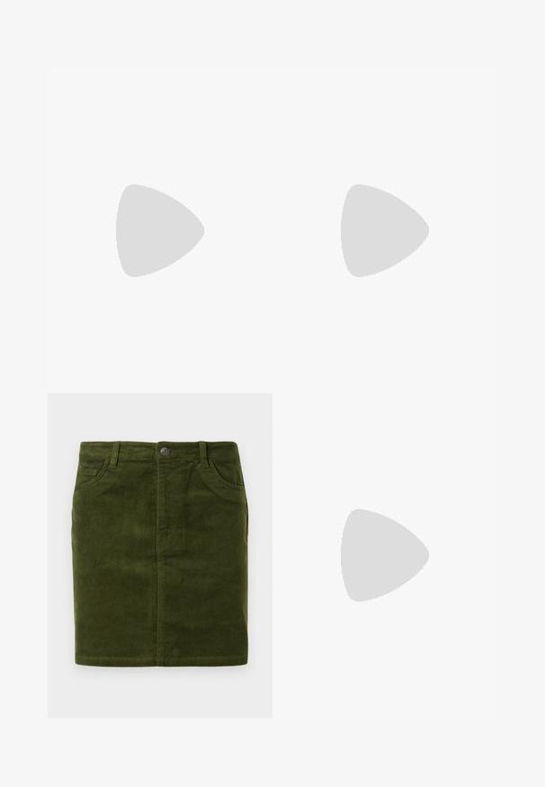 Două maieuri cu dungi, unul alb și unul maroniu închis, cu un design fără mâneci și decolteu rotund, stivuite unul lângă celălalt.; Fustă din catifea grosieră de culoare verde închis, cu o croială dreaptă, având un design cu cinci buzunare și închidere cu nasture metalic la talie.; Pantofi negri cu un detaliu mic de fundiță la vârf, asortați cu colanți maro închis, cu textură ondulată. Pantofii au o textură netedă și un profil joase.; Geantă crossbody din piele lac burgundă, cu formă rectangulară, două curele, accesorii din argint și închidere cu clapetă.