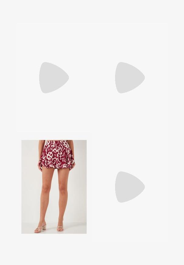 To sømløse rørhalseklæder: en sort og en hvid. Begge er lavet af blødt, strækbart stof og har en glat tekstur uden mønstre.; LELA SLIM FIT - A-snit nederdel - red; Hvide slingback hæle med spids tå, glat overmateriale, lav blokhæl og sideudskæringsdesign med justerbar spænderem.; Michael Kors håndleddstropp i beige belagt lær med et gentaget MK-logo mønster, guld hardware og en aftagelig kædestrop.