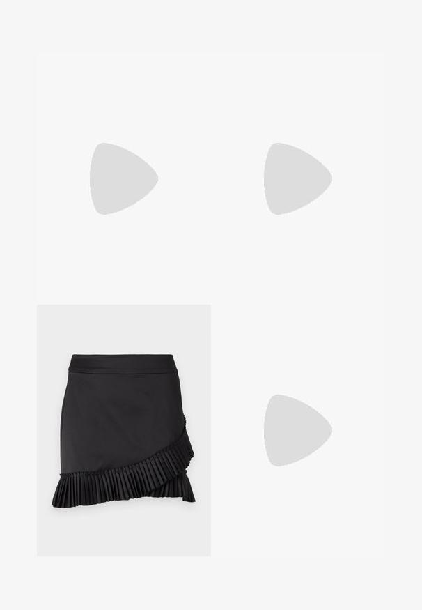 Piedurkņu bodijs ar marmora rakstu, kas piedāvā dziļu apaļu kakla izgriezumu, teksturētu audumu un izteiksmīgas melnas, pelēkas un rozā krāsas.; Melna svārku svārka ar krokotu apakšmalu, izceļoties ar elegantu dizainu, gludu tekstūru un asimetrisku griezumu gar apakšējo maliņu.; Melnas ādas šlipsveida kurpes ar norādītu purngalu, dekoratīvām joslām ar metāla acīm un zemu bloku papēdi. Teksturēta virsma.; Python-print rokassoma bēšā un melnā krāsā ar strukturētu formu, sprādzi un divām plecu siksnām. Tekstūrēta virsma.