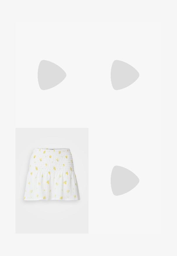 Rumena brezramna majica z nabranim korpusom, ki ima slojevite ruffles. Narejena iz lahkega materiala z mehkobo. Zavezuje se okrog vratu.; Bela krila z uhajeno teksturo in rumenim cvetličnim vzorcem. Rob je širjen, kar ustvarja ohlapen silhuet.; Bež usnjeni kavbojski škorenj z ostrim nosom, dekorativnim belim šivom in nalaganim lesenim peto. Ima zanko za pomoč pri obuvanju na hrbtni strani.; Ogrlica v rožnato zlato z obeskom v obliki laboda, okrašena s prozornimi kristali. Veriga ima občutljiv dizajn povezav.