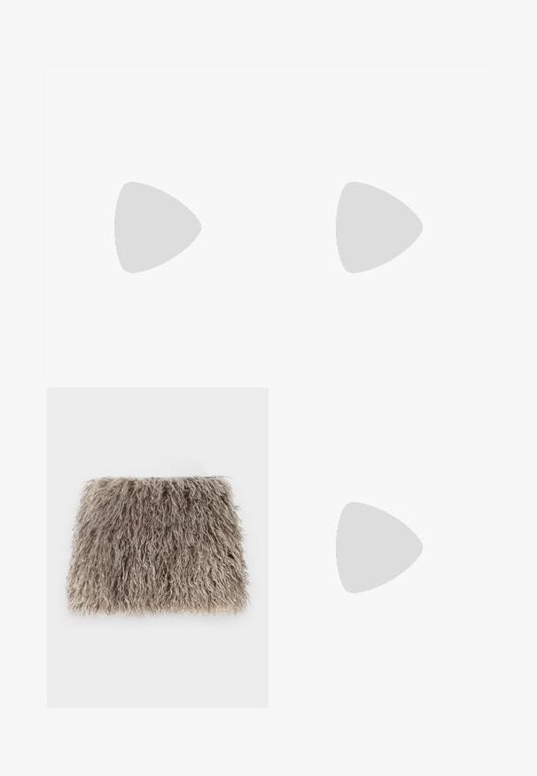 Svart langermet ribbestrikket topp med firkantet utrigning, laget av elastisk materiale, tettsittende design, i ensfarget uten mønstre eller pynt.; Faux fur clutch i lys grå med en ullen tekstur. Rektangulær form med myke, bølgende tråder og ingen synlig maskinvare eller detaljer.; Lys rosa lær sko med rund tå, snøring og en svart plattformsåle med gul søm.; Svart faux skinn-håndveske med krokodilletekstur, strammet topp og en rynket stropp. Ser myk og kompakt ut i designen.