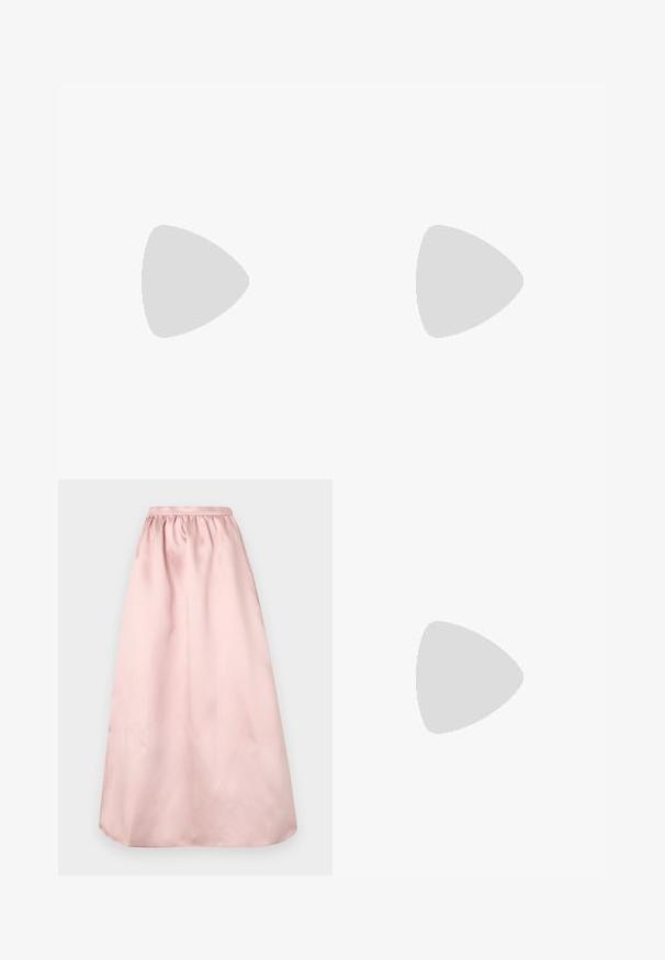 Rosa kortermet T-skjorte laget av myk stoff, med rund hals og teksten "A LITTLE BIT DRAMATIC" i fet skrift.; Rosa, gulvlang A-linjeet skjørt laget av glatt satengstoff. Har en samlet midjebånd for en avslappet passform og sømlig fald.; Beige patenterte lærremmer med spiss tå og slank, firkantet hæl. Glatt tekstur og minimalistisk design uten dekorasjoner.; Hvit syntetisk håndveske med trekantet form, flat klaff foran og sløyfe detaljer, justerbar stropp, glatt tekstur og minimalistisk design.