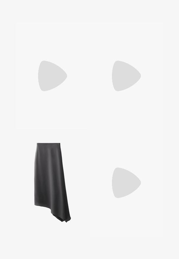 Top corto nero senza maniche con una profonda scollatura a V, dettaglio in tessuto arricciato e texture liscia. Design semplice, senza decorazioni.; Gonna nera asimmetrica realizzata in tessuto morbido, con vita alta e un taglio fluido che si allunga di più su un lato.; Sandali con tacco intrecciati verdi, con fibbia regolabile, apertura quadrata sulla punta e suola liscia. Presentano un tacco alto elegante e affusolato e cinturini testurizzati.; Borsa in pelle patent nera con design curvo, dettagli in metallo dorato e un logo prominente. Include una tracolla removibile.