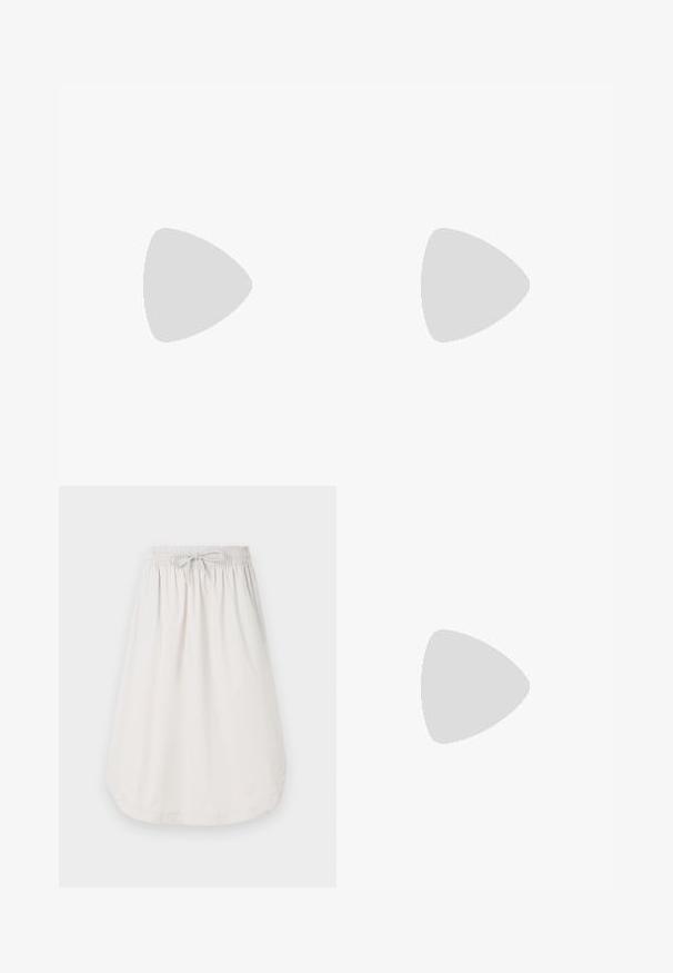 Tričko bez rukávov pre ženy v bielej, čiernej a nahé farbe. Vyrobené z hladkej bavlny, s tenkými ramienkami a priliehavým strihom.; New Balance sukňa v tvare A - grey matter; Pár bielych tenisiek s bordovými akcentmi, štruktúrovanými panelmi, plochou čiernou podrážkou a svetlými šnúrkami, nosených s bielymi členkovými ponožkami.; Čierna kožená kabelka s zaobleným tvarom, odnímateľným popruhom a zlatými doplnkami. Kabelka má klopu s detailom s prackou.