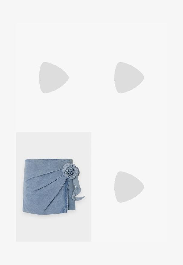 Vit ärmlös topp med en volangkrage och en stor, dekorativ blomaccent på ena sidan; slät textur, åtsittande design.; Denimomslag i ljusblå nyans, med intrikata veck och en dekorativ blomaccent med en hängande sidenband. Mjuk textur och avslappnad design.; Svart läderballerinaskor med rund tå, slät yta, minimala söm detaljer och en flexibel sula.; Brun läderhandväska med klaffstängning, guldfärgad hårdvara, axelrem och en slät yta. Kompakt rektangulär form.