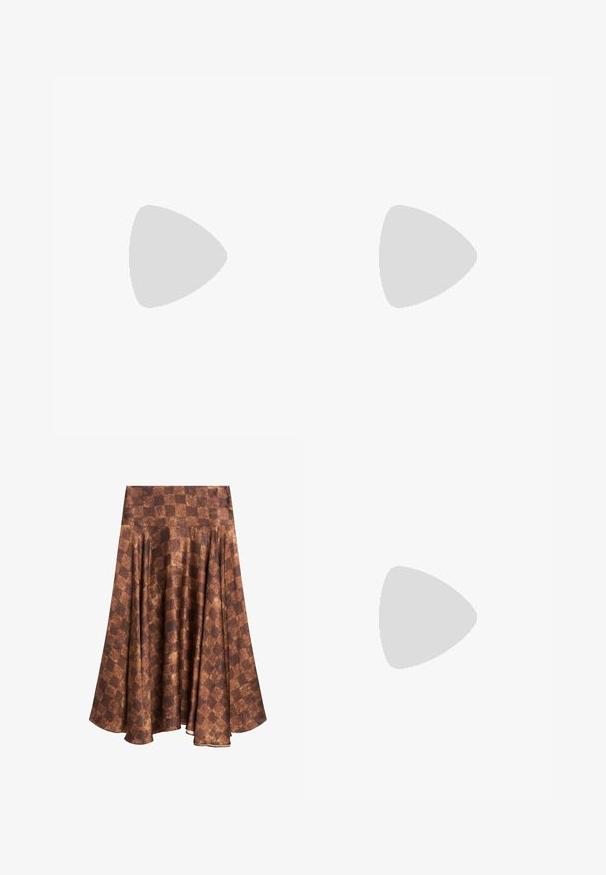 Zwarte top met een ronde halslijn en korte, opbollende mouwen. Getextureerde stof met smockdetails aan de mouwranden.; Bruine geruite rok van zacht materiaal, met een uitlopende stijl, hoge taille en een zoom die aan de onderkant uitloopt.; Zwarte suede hakken met een dunne enkelband, open teen ontwerp en een bescheiden blokhak. Zachte textuur en minimale accenten.; Set van 16 zilveren armbanden met verschillende texturen, waaronder gladde, gedraaide en met kralen versierde patronen, gerangschikt in vier rijen op een witte achtergrond.